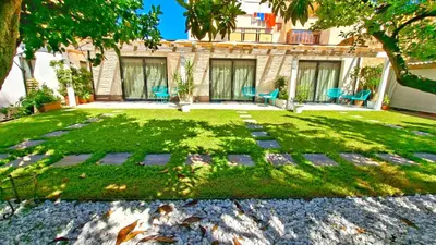 a yard with chairs and a building at Casetta Giardinetto in Altavilla Milicia