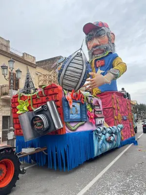 a float with a statue of a man on the back at Street316 in Cinisi