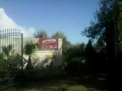 a sign on a wall next to a fence at Casa Siciliana Altarbiah in Trabia