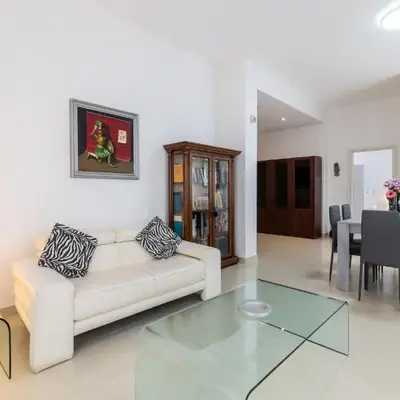 GuestHost - Palermo Roomy and Modern Apartment