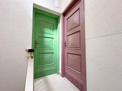 a green door on the side of a building at Cielo D'Alcamo Palazzo Antichi Quartieri in Alcamo