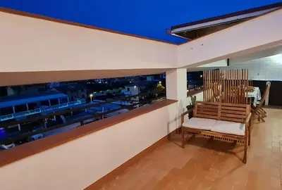 a room with a bench and a large window at casa 3 nodi in Carini