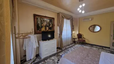 a living room with a tv and a dresser with a dresserngthngth at Casa mogia in Palermo