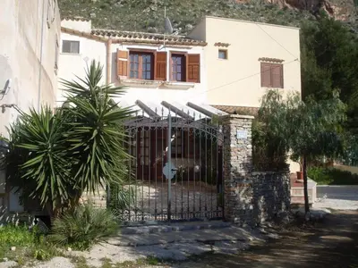 a gate in front of a house at Baglio Fontana in Castelluzzo