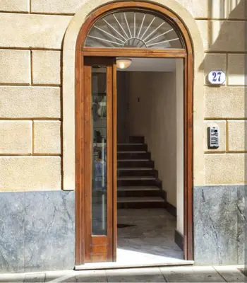 an entrance to a building with a glass door at Appartamento Delle Pergole in Palermo