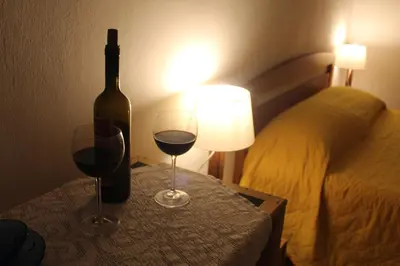 a bottle of wine and two glasses on a table at Appartamenti Via Marconi in Castellammare del Golfo