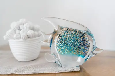 a blue and white vase with sprinkles on a table at Ciuri Di Mari in San Vito lo Capo