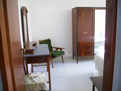a living room with a table and a mirror at Villetta San Giovanni in Calatafimi