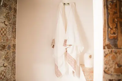 a pair of white towels hanging on a wall at Chibedda Dimora Cesca in Castellammare del Golfo