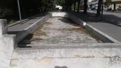 an empty street with grass and weeds on the sidewalk at Elimo Affittacamere - Casa Vacanze di Scardino Leonardo in Poggioreale