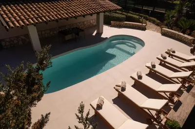 an overhead view of a swimming pool with lounge chairs at Villa Eden con piscina a Scopello in Castellammare del Golfo