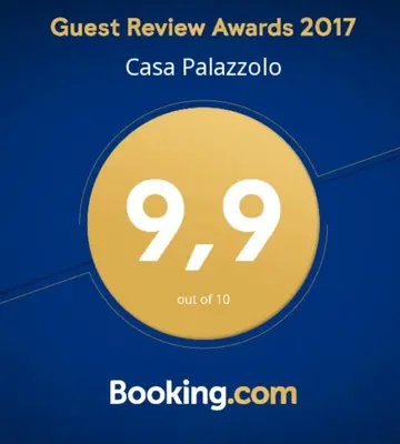 a yellow circle with the text quest review awards caasza palazaota at Villa sul mare Palazzolo in Trappeto