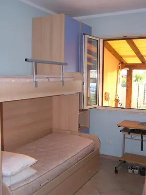 a bunk bed in a room with a window at La Villetta di Leonardo, con piscina privata in Campofelice di Roccella