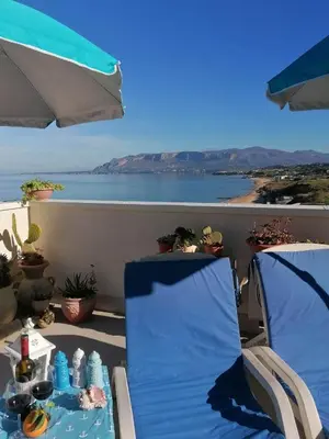 a table and chairs with a view of the ocean at Appartamento Il Gabbiano in Balestrate