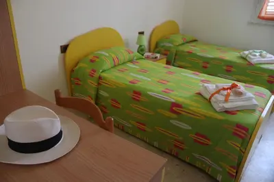 a bedroom with a bed and a hat on a table at Appartamento Il Gabbiano in Balestrate