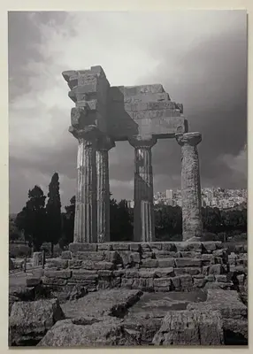 a black and white photo of a stone monument at Appartamenti-Residence Al Massimo in Palermo