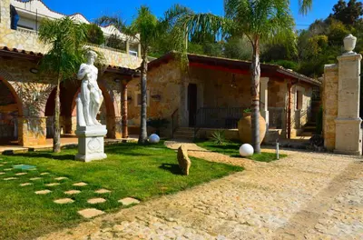 a statue in the yard of a house at Dependence Desiree in Alcamo