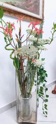 a glass vase with some flowers in it at L'angolo di Rosa in Campofelice di Roccella