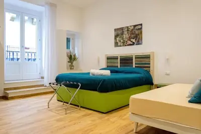 a bedroom with a green bed in a room at Kala Rooms in Palermo
