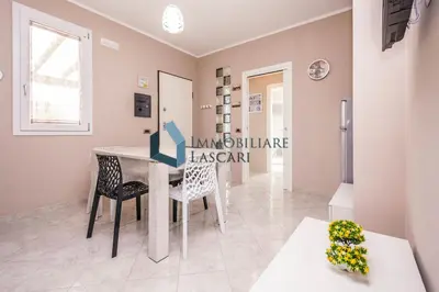 a kitchen and dining room with a table and chairs at Villa Ricky, a pochi passi dal mare in Lascari