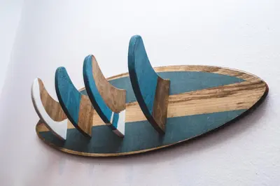a wooden bowl with three arrows on a white wall at LuminHouse Mondello Zibibbo in Mondello