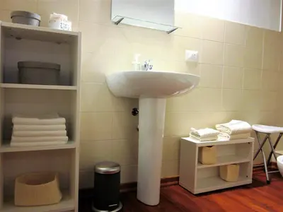 a bathroom with a sink and some towels at icalderai in Palermo