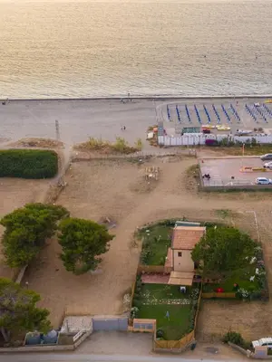 an aerial view of a beach with a building at Casa del Sale, a 50 m dalla spiaggia in Lascari