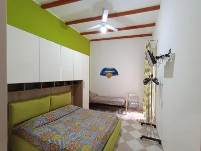 a bedroom with a bed and a green wall at Casa 
