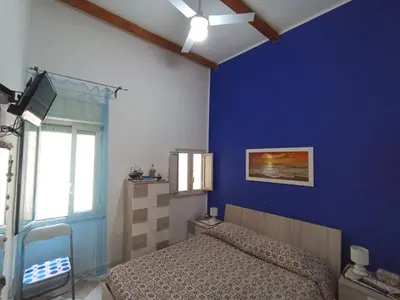 a bedroom with a bed and a blue wall at Casa 