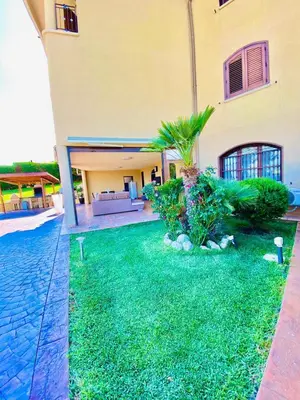 a house with a yard with green grass at Villa Grisì in Partinico