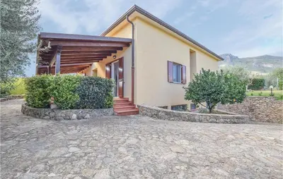 a house with a stone driveway in front of it at Casa Antonio in Mandra Capreria