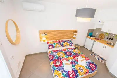 a small room with a bed in a kitchen at B&B Lo&G in Lascari