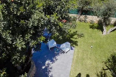 an overhead view of a pool of water in a yard at Casa del Melograno con idromassaggio e giardino in Terrasini