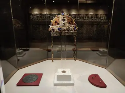 a crown and other items on display in a display case at Affitto breve Casa Taormina in Palermo