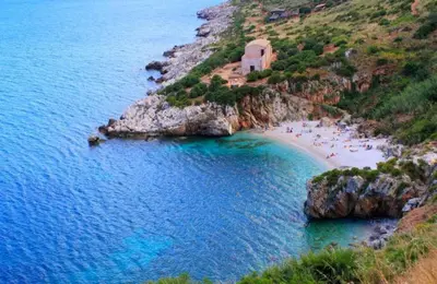 a group of people on a beach near the water at Piccolo Sole d'oro - appartamenti in Calatafimi