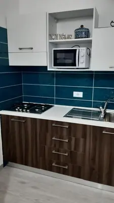 a kitchen with a sink and a microwave at Da Ida e Gianni in Castellammare del Golfo