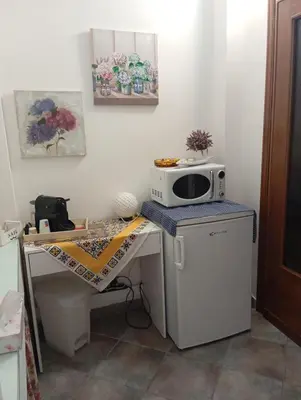 a kitchen with a microwave on top of a counter at Appartamento di Giò in Palermo