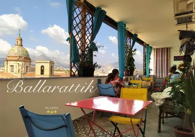 a table and chairs with a view of a building at B&b Ballarattik in Palermo