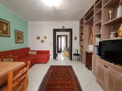 a living room with a book shelf and a door at 4 passi Casa Vacanza in Palermo
