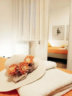 a bedroom with a bed with a basket with flowers on it at Alcamo Rooms con GARAGE privato in Alcamo