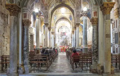 a group of people sitting in a church at Appartamento Darling in Isola delle Femmine