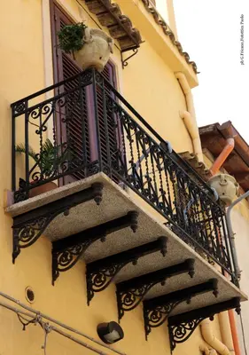 a balcony on the side of a building at Donna Lia in Bagheria