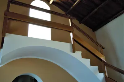 an archway in a building with a window at Casa nel borgo marinaro di Santa Nicolicchia in Santa Flavia