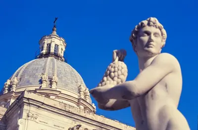 a statue of a woman standing in front of a building at Alfredo Apartment a casa di alfredo in Palermo