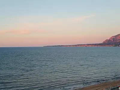 a view of the ocean at sunset at la finestra sul mare piano 2 in Trappeto
