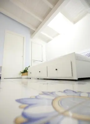 an empty room with a row of drawers at BLU MARE suite privata & apartment in Terrasini