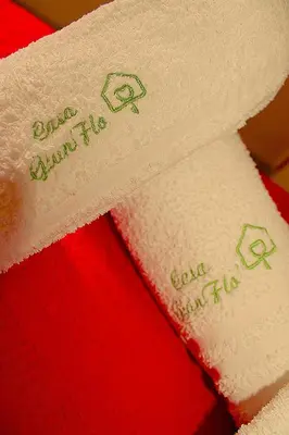 a stack of towels with the words aunt around the corner at Casa gianflò in Palermo