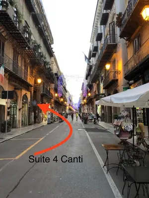 an empty street with an orange arrow in the middle at SUITE 4 CANTI in Palermo
