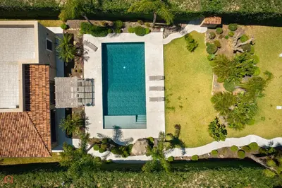 an overhead view of a swimming pool in a yard at Meravigliosa Villa a Trappeto vicino al mare in Trappeto