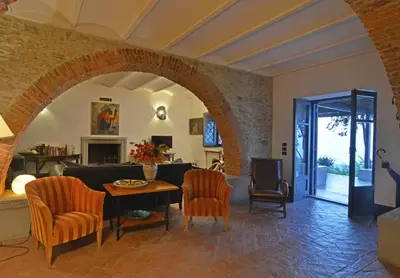 an archway in a living room with a table and chairs at Villa con piscina vicino Cefalù (Sanificata) in Gratteri